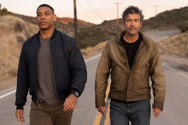 Kyle Chandler (Hal Jordan) et Aaron Pierre (John Stewart) sur une route dans la série Lanterns