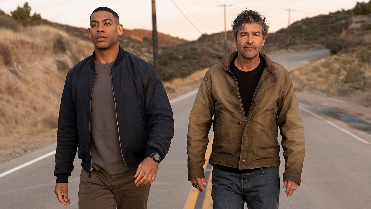 Kyle Chandler (Hal Jordan) et Aaron Pierre (John Stewart) dans la série Lanterns