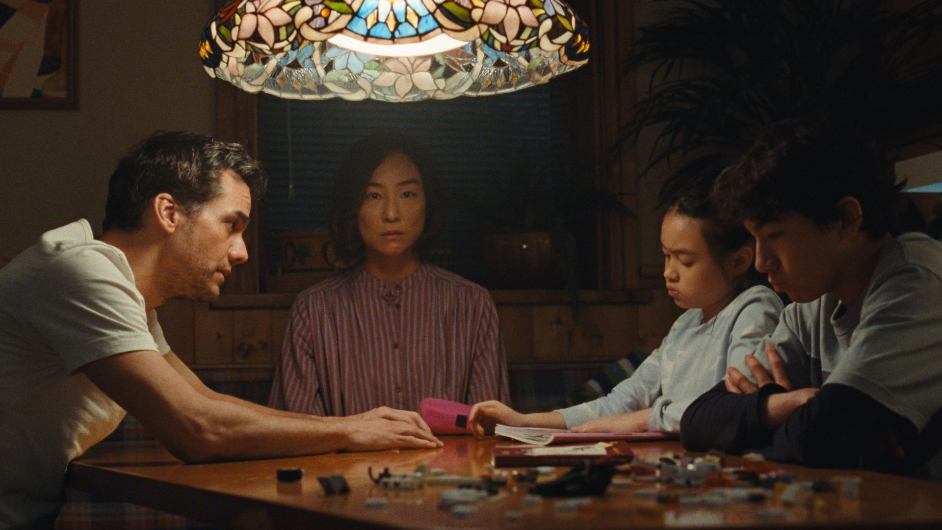 La famille attablée dans Le Dernier Refuge sur Netflix