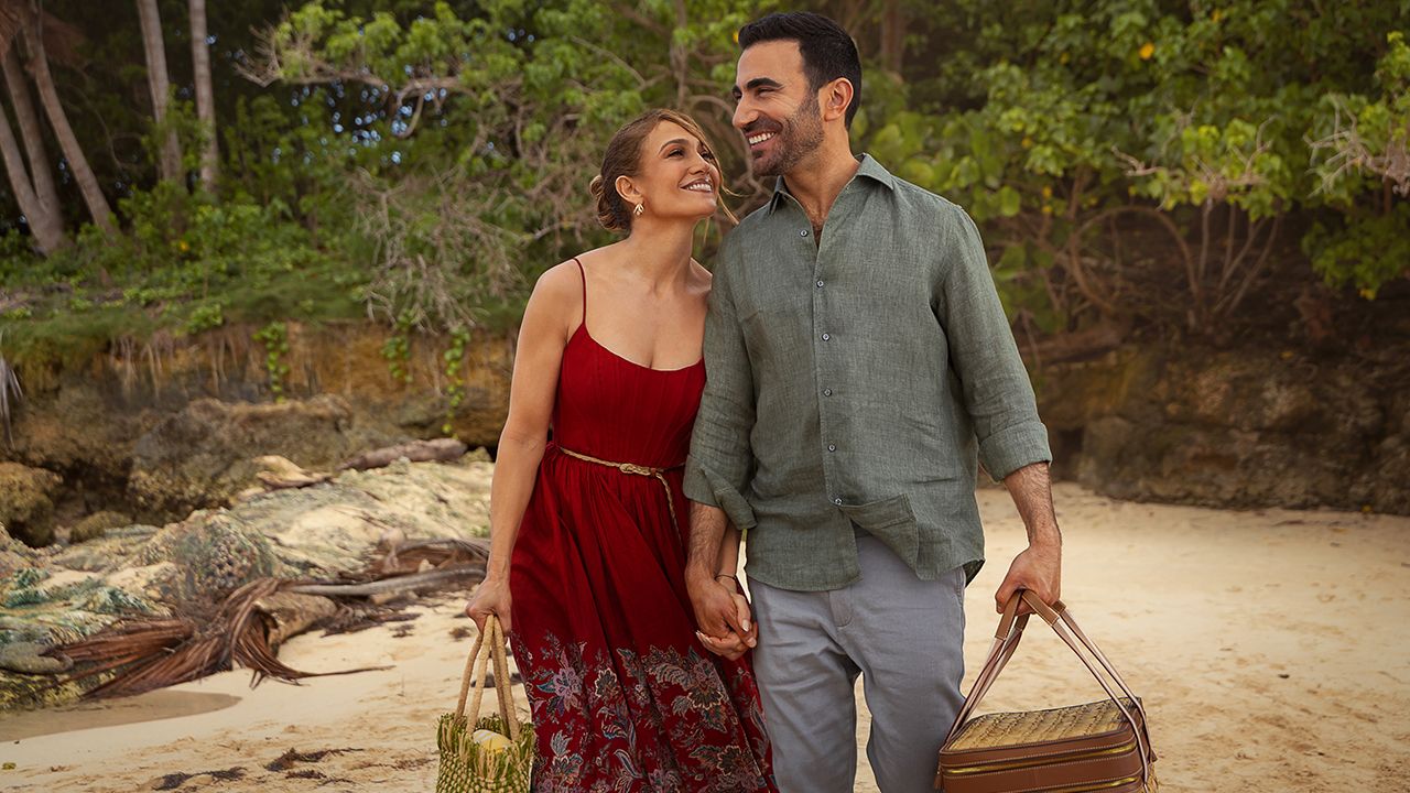 Jennifer Lopez et Brett Goldstein dans Office Romance sur Netflix
