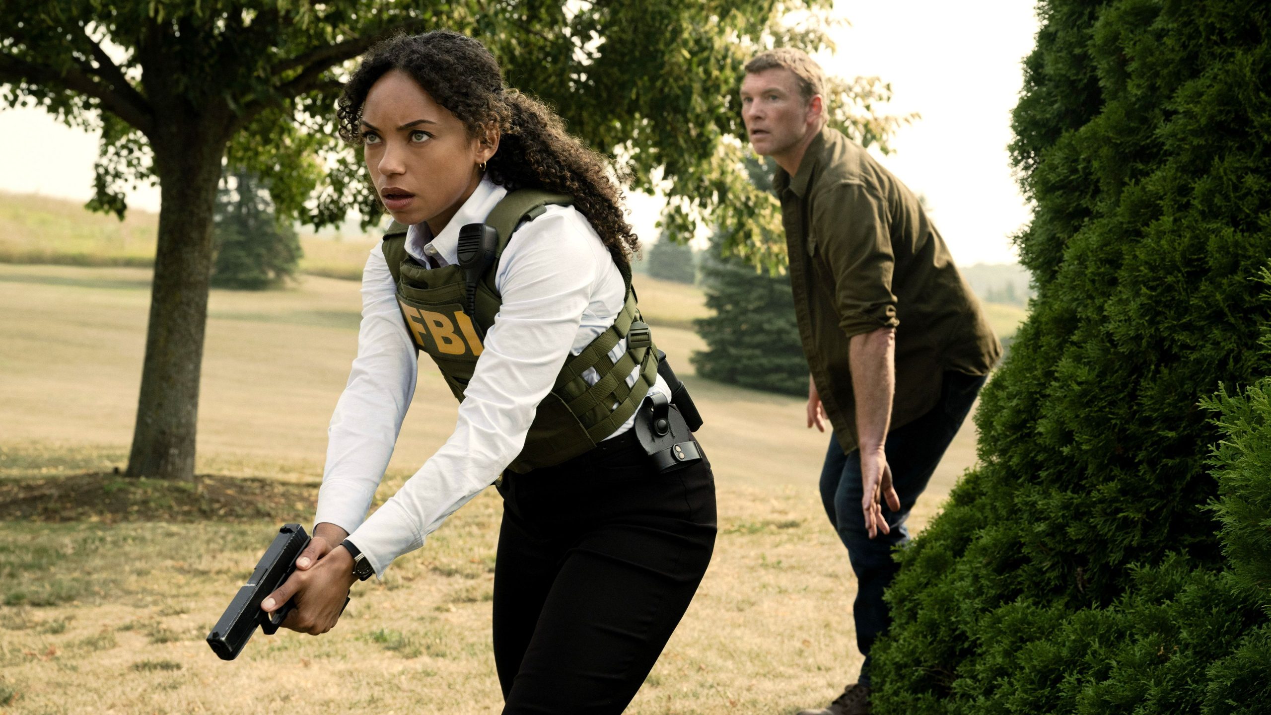 Logan Browning et Sam Worthington dans Sur tes traces sur Netflix